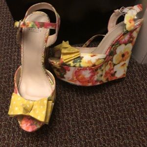 Madison flower print wedges. Size 9.